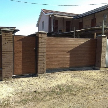 Откатные ворота с калиткой из сендвич-панелей 3000x2250