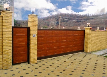 Въездные откатные ворота с калиткой и отделкой деревом