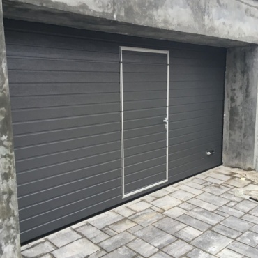 Секционные ворота в гараж со встроенной калиткой 2125x2250