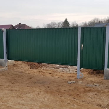 На винтовых сваях откатные ворота на дачу 2400x1600