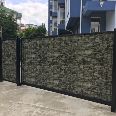 Ворота откатные для дома отделка под натуральный камень 2700x1900